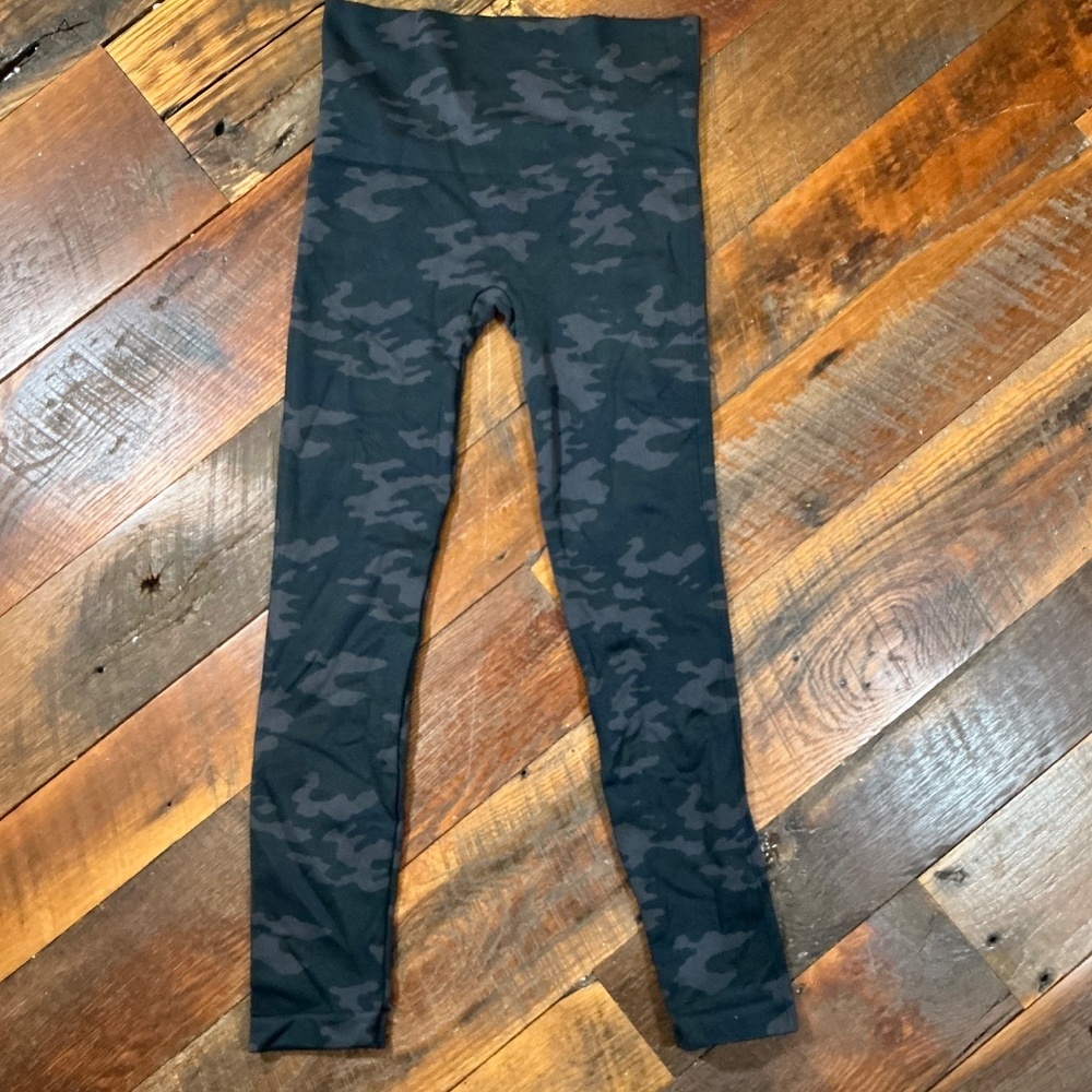 Spanx Look At Me Now navy camo leggings, size medium
